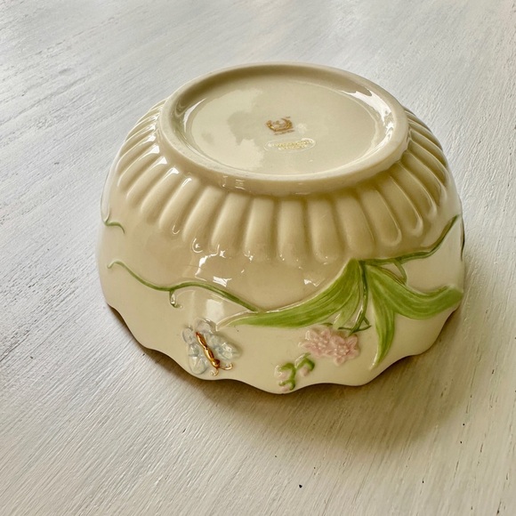 LENOX, BUTTERFLY MEADOW, BOWL. MADE OF FINE CHINA & FEATURES A SCALLOPED RIM. - Picture 6 of 8